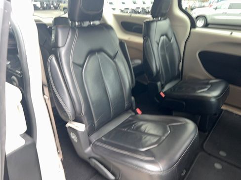 Used 2020 Chrysler Pacifica Touring-L image 26