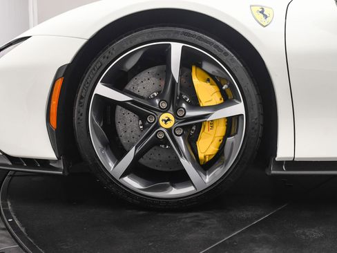 Used 2022 Ferrari SF90 Spider image 33
