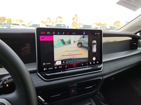 Certified 2025 Volkswagen Tiguan SE image 18