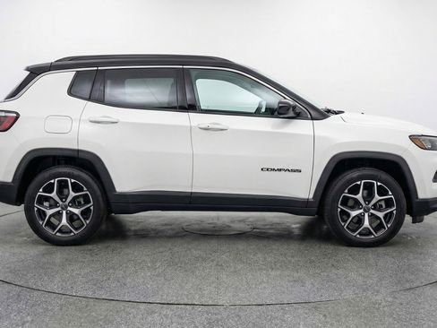 Used 2025 Jeep Compass Limited image 11