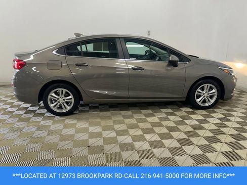 Used 2018 Chevrolet Cruze LT w/ Convenience Package FWD image 4