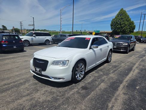 Used 2019 Chrysler 300 Limited RWD image 3