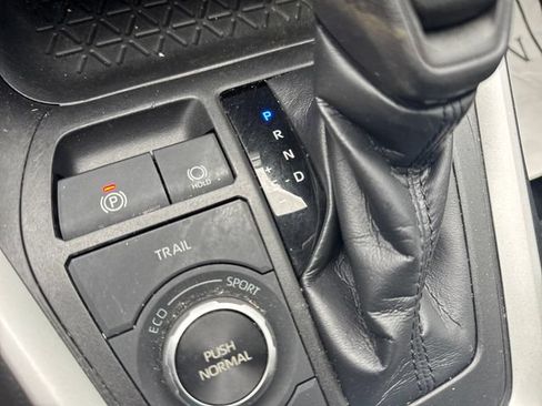 Used 2021 Toyota RAV4 LE AWD/4WD image 17