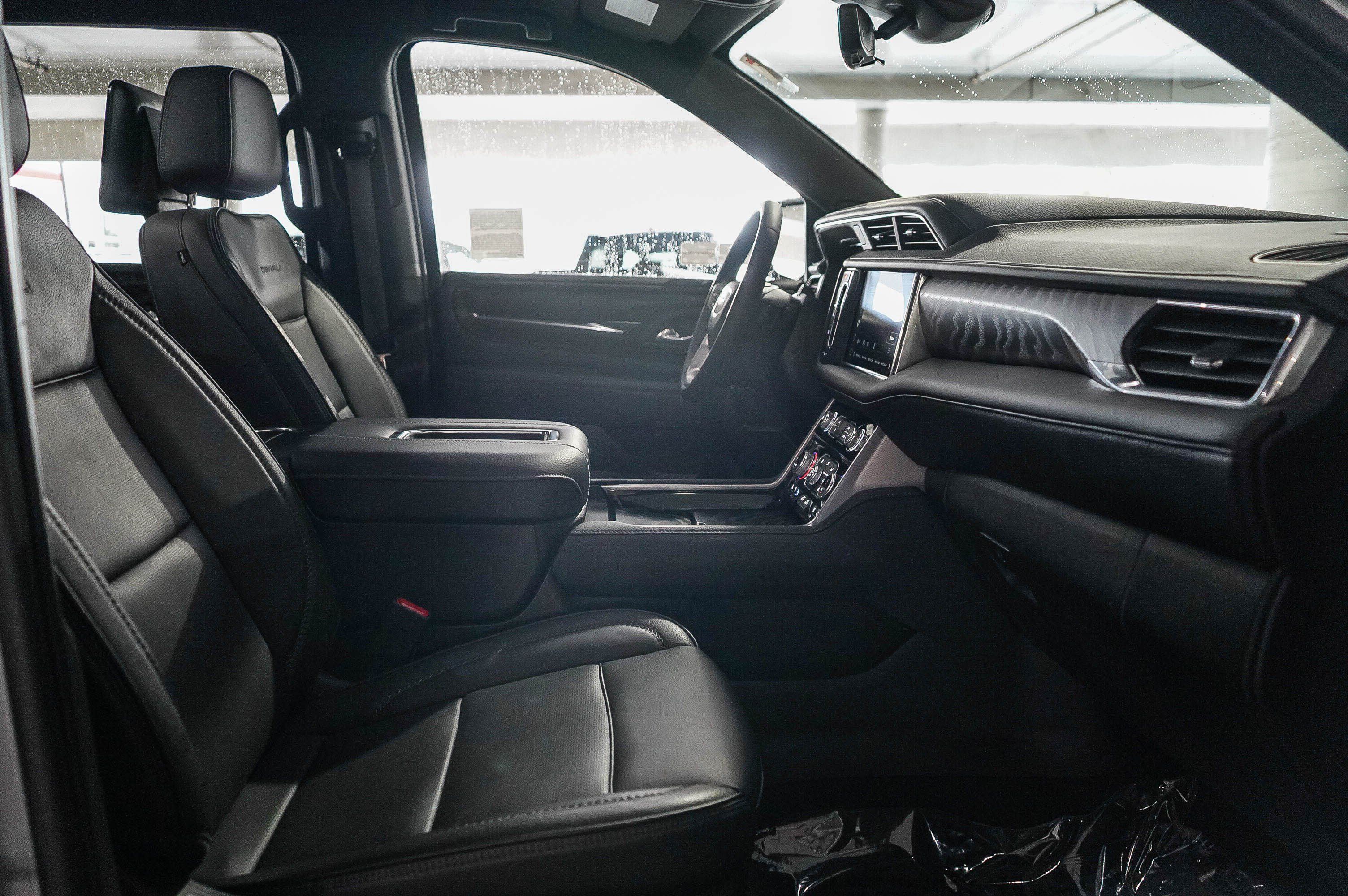Used 2024 GMC Yukon Denali w/ Advanced Technology Package AWD/4WD image 18