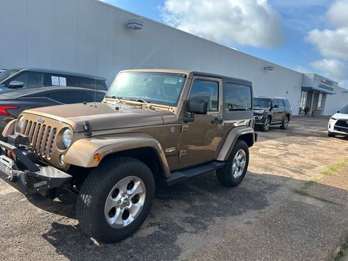 Used 2015 Jeep Wrangler Sahara w/ Dual Top Group AWD/4WD image 18