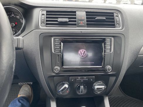 Used 2017 Volkswagen Jetta SE image 18