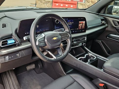 Used 2025 Chevrolet Traverse LT FWD image 12