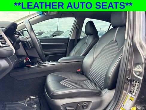 Used 2018 Toyota Camry SE FWD image 3