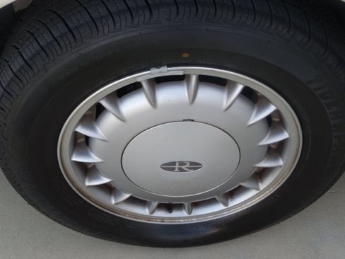 Used 1995 Buick Riviera Coupe image 26