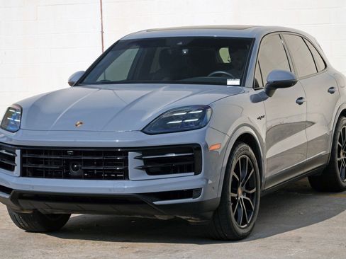 Used 2025 Porsche Cayenne E-Hybrid w/ Premium Package Plus AWD/4WD image 52