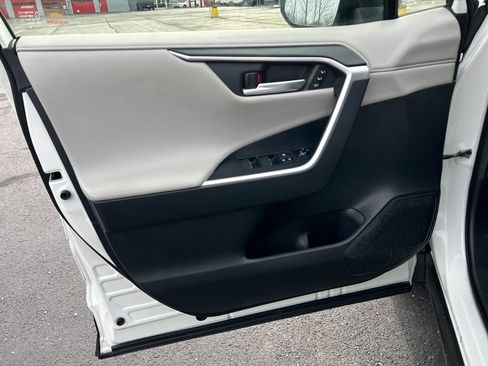 Used 2020 Toyota RAV4 Limited image 18