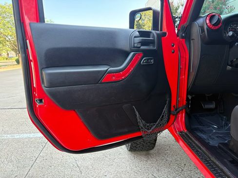 Used 2016 Jeep Wrangler Sahara w/ Connectivity Group AWD/4WD image 22