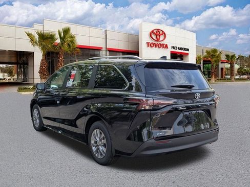 New 2026 Toyota Sienna XLE image 7