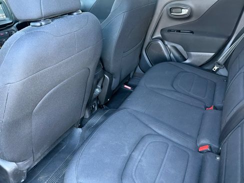 Used 2020 Jeep Renegade Latitude w/ Popular Equipment Group FWD image 11