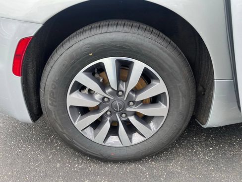 Used 2023 Chrysler Pacifica Touring-L FWD image 29