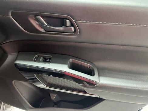 Used 2023 Nissan Pathfinder S image 19