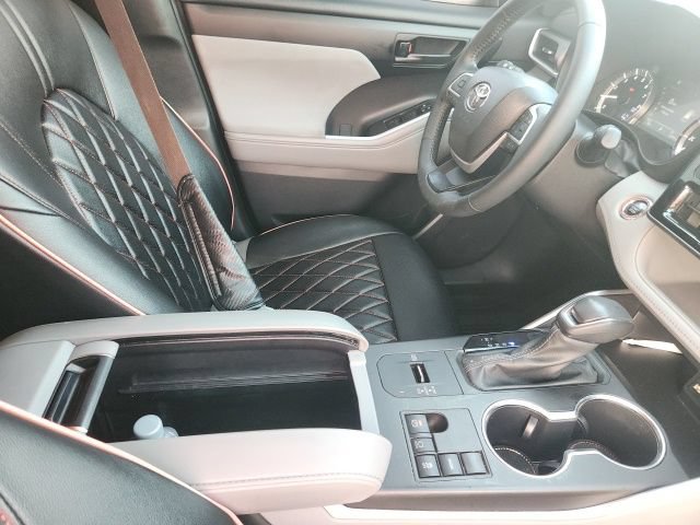 Used 2023 Toyota Highlander LE FWD image 8