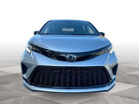 Used 2025 Toyota Sienna XSE image 3