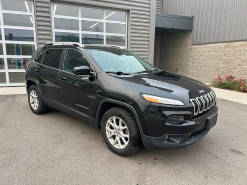 Used 2016 Jeep Cherokee Latitude w/ Cold Weather Group AWD/4WD image 3