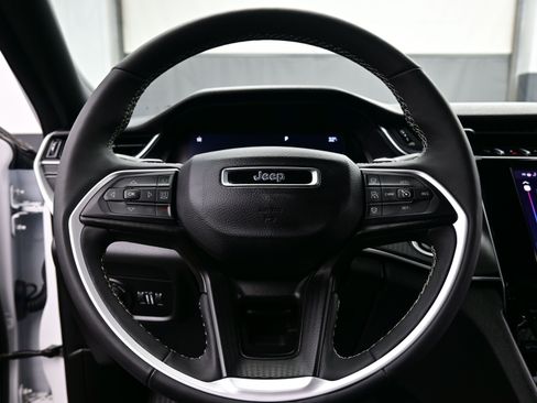 Used 2024 Jeep Grand Cherokee Altitude image 23