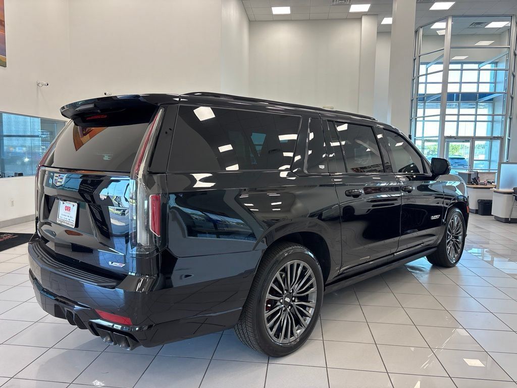 Used 2024 Cadillac Escalade ESV V AWD/4WD image 9