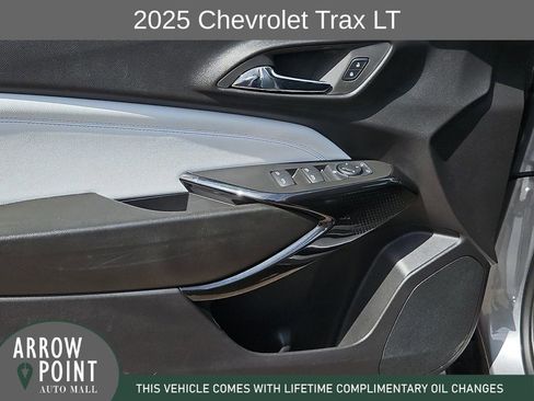 Used 2025 Chevrolet Trax LT FWD image 21