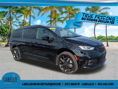 Used 2025 Chrysler Pacifica Limited w/ Uconnect Theater Family Group