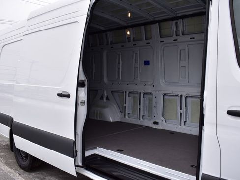 Used 2025 Mercedes-Benz Sprinter 2500 image 32