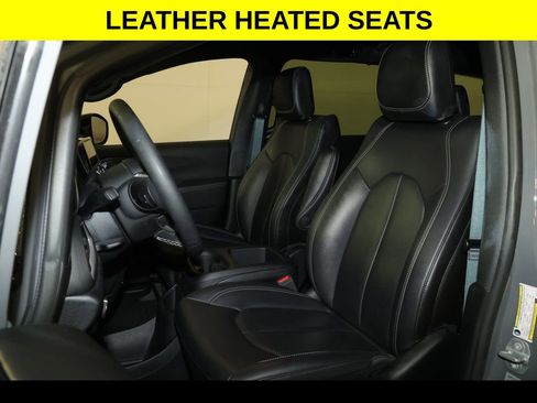 Used 2025 Chrysler Pacifica Select FWD image 3