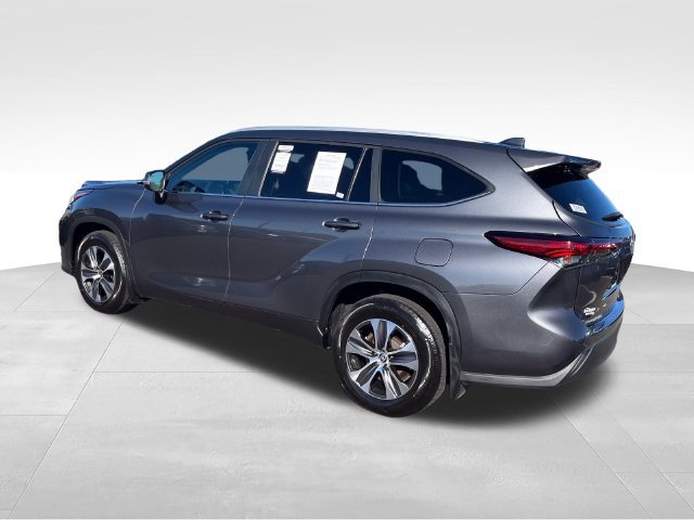 Used 2023 Toyota Highlander XLE AWD/4WD image 3