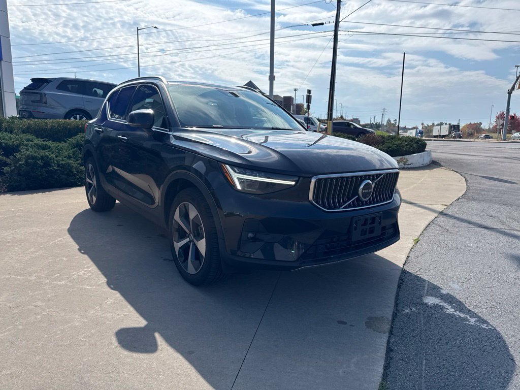 Used 2025 Volvo XC40 B5 Plus w/ Protection Package Premier AWD/4WD image 3