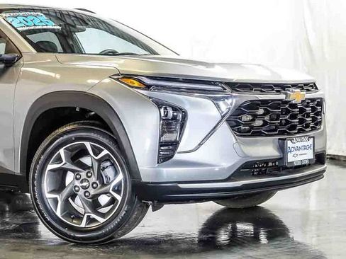 Certified 2025 Chevrolet Trax LT FWD image 3