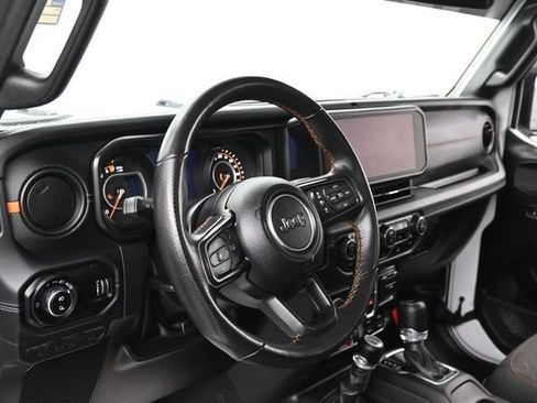 Used 2024 Jeep Gladiator Mojave w/ Technology Group AWD/4WD image 16