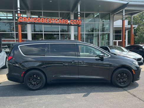 Used 2022 Chrysler Pacifica Touring-L FWD image 2