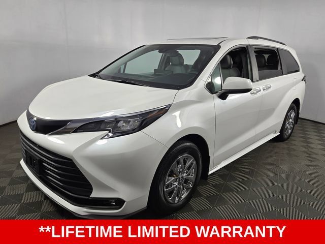 Used 2025 Toyota Sienna XLE FWD image 3