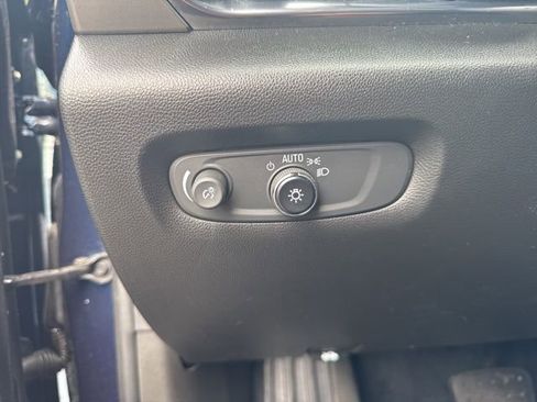 Used 2022 Chevrolet Traverse LT w/ LT Premium Package FWD image 16