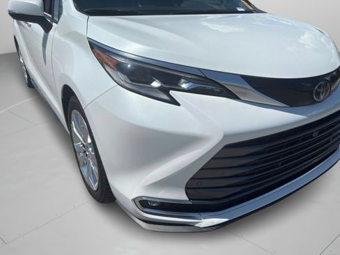 Used 2022 Toyota Sienna Platinum FWD image 33