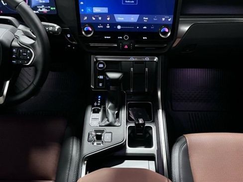 Used 2026 Lexus GX 550 w/ Accessory Package (2T) image 31