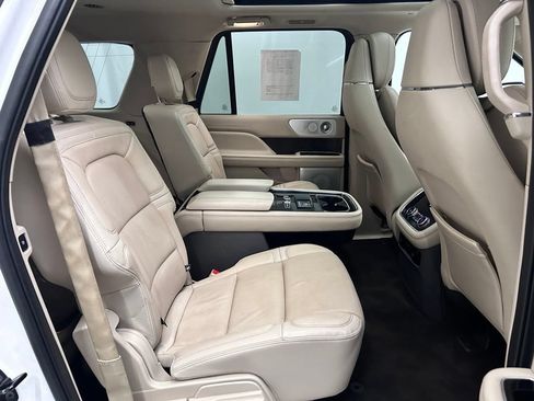 Used 2020 Lincoln Navigator L Reserve w/ Equipment Group 208A Reserve AWD/4WD image 18