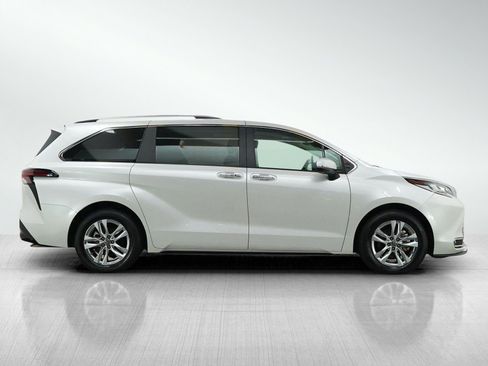 New 2024 Toyota Sienna Limited image 7