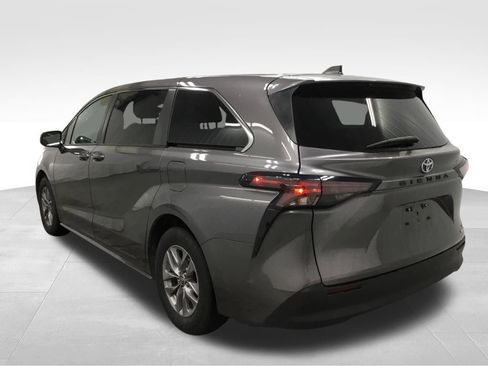 Used 2023 Toyota Sienna LE image 12