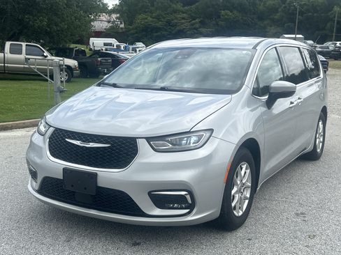 Used 2023 Chrysler Pacifica Touring-L FWD image 1