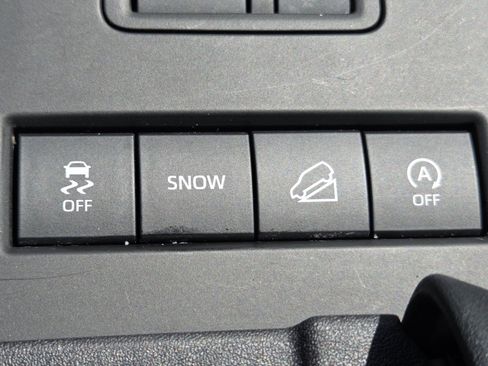 Used 2022 Toyota Highlander XLE AWD/4WD image 10