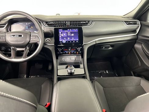 Used 2025 Jeep Grand Cherokee Altitude w/ MOPAR Finishing Package AWD/4WD image 17