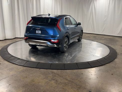 Certified 2025 Kia Niro SX image 8