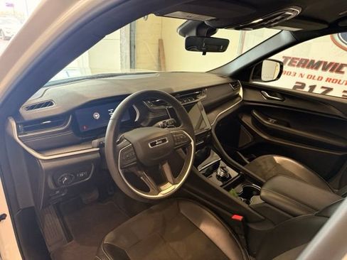 Used 2025 Jeep Grand Cherokee Altitude AWD/4WD image 12