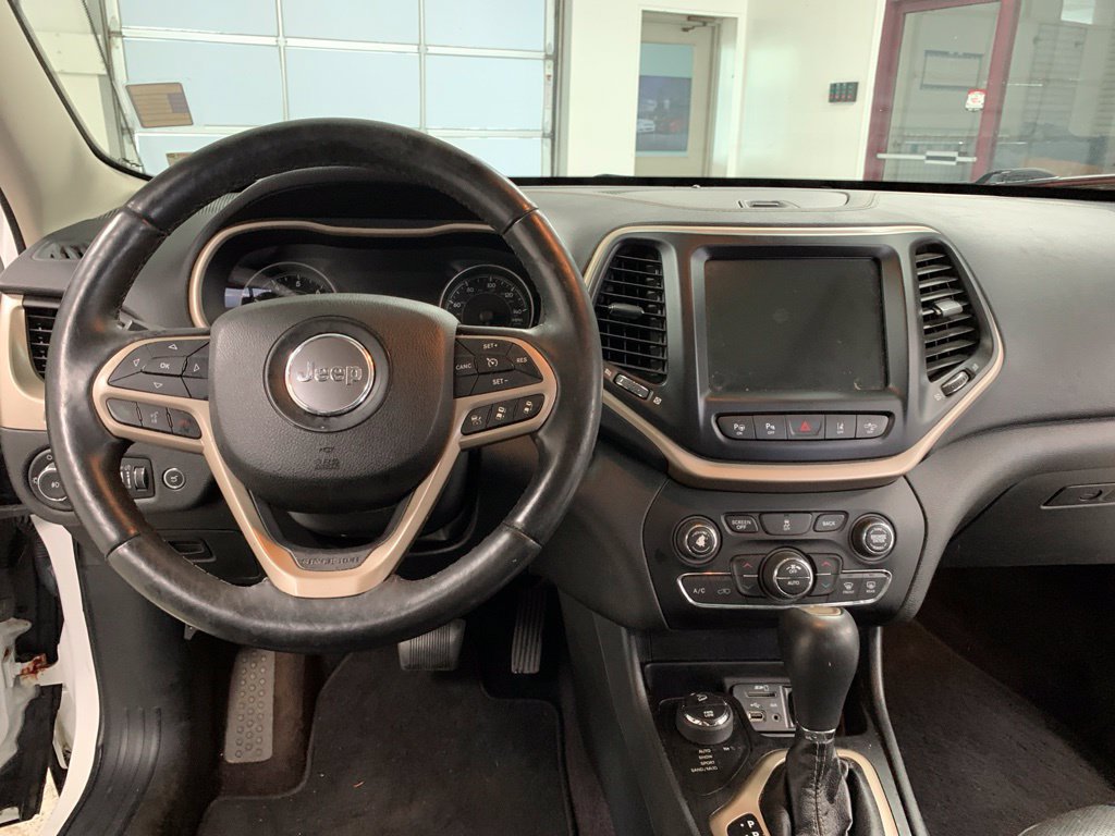 Used 2017 Jeep Cherokee Limited w/ Luxury Group AWD/4WD image 15