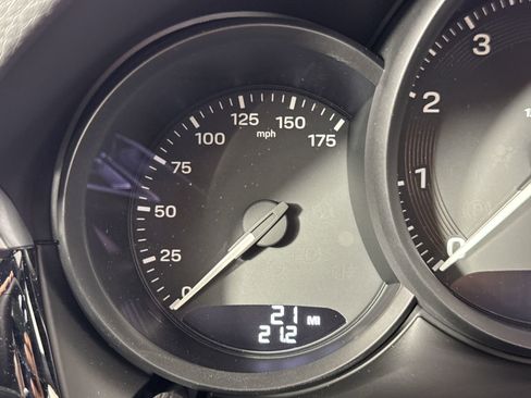 Certified 2025 Porsche Macan image 17