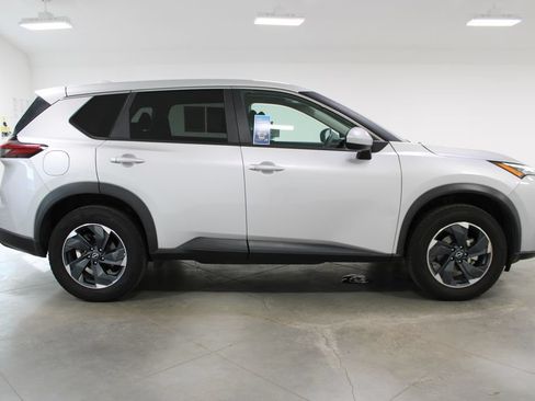 Used 2024 Nissan Rogue SV AWD/4WD image 13