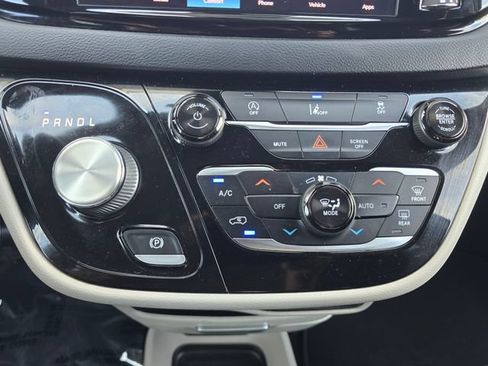 Certified 2022 Chrysler Pacifica Touring-L FWD image 14